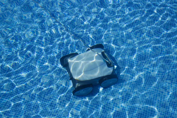 Limpiar fondo de la piscina con un robot