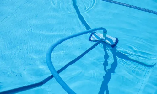 Cómo limpiar el fondo de una piscina muy sucio